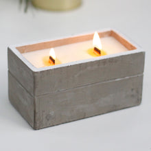 Charger l'image dans la galerie, Grande Bougie en Béton et Cire de Soja - Clou de Girofle & Santal Sombre