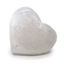 Charger l'image dans la galerie, Cœur Mandala de Sélénite Premium 7-8cm - Art Sacré & Amour Géométrique