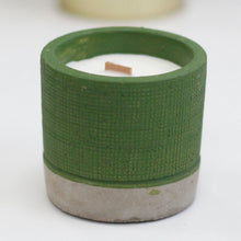 Charger l'image dans la galerie, Bougie en Béton Vert et Cire de Soja - Mousse de Mer & Herbes