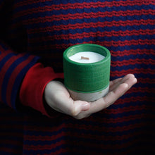 Charger l'image dans la galerie, Bougie en Béton Vert et Cire de Soja - Mousse de Mer & Herbes